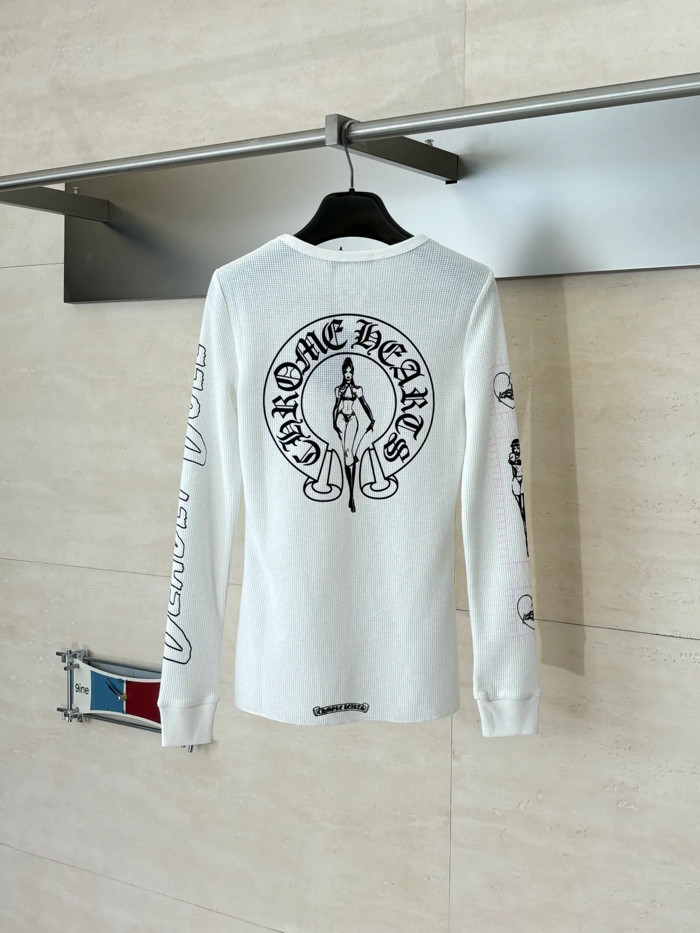 P266 (Slim fit women's style) Chrome Heart*/Ch character Sanskrit printed waffle long-sleeved T-shirt is woven with 32-count blended yarn. The fabric composition is 30% cotton and 70% polyester, with a weight of 220 grams. It ensures a stiff fit while taking into account the skin-friendly properties of cotton fiber and the anti-wrinkle and easy-care properties of polyester. The body of the garment adopts a waffle knitted structure, forming a three-dimensional texture and good breathability and moisture removal. Screen printing technology is used in the printing process to accurately present the brand's iconic Gothic fonts, totem patterns and character patterns on the front, back and sleeves of the garment. The printing layer has strong adhesion and the pattern outline is clear. Size: S/M/L